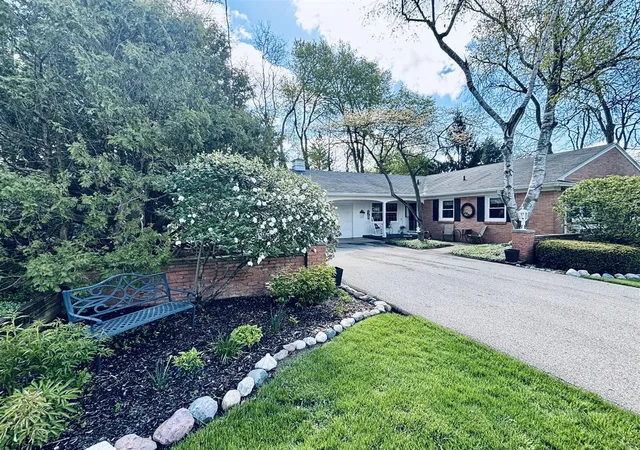 Photo 3 of Sale Pending at 392 Eastmoor Ave, Grand Rapids, MI 49546 | MLS# 70528846 | Listing updated on 2026-05-01