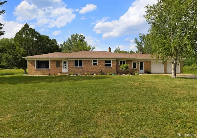 Homes for sale in Pinconning, MI | 2145 E Cody Estey Rd, Pinconning, MI 48650 | MLS# 60115823