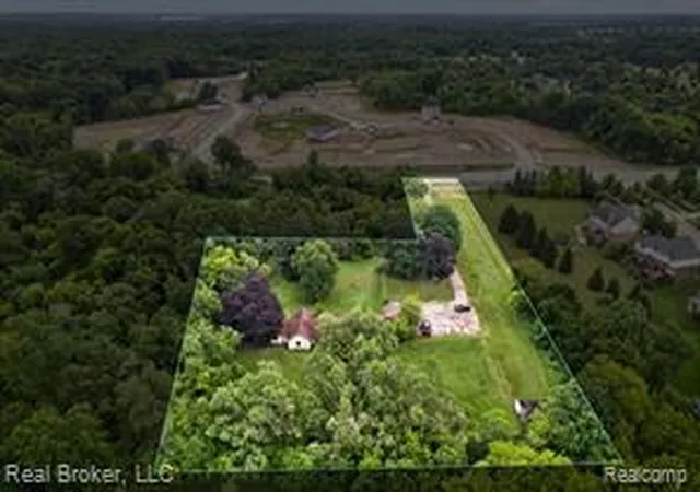 3rd image of 27483 Pontiac Trl, South Lyon, MI 48178 | MLS# 61010005