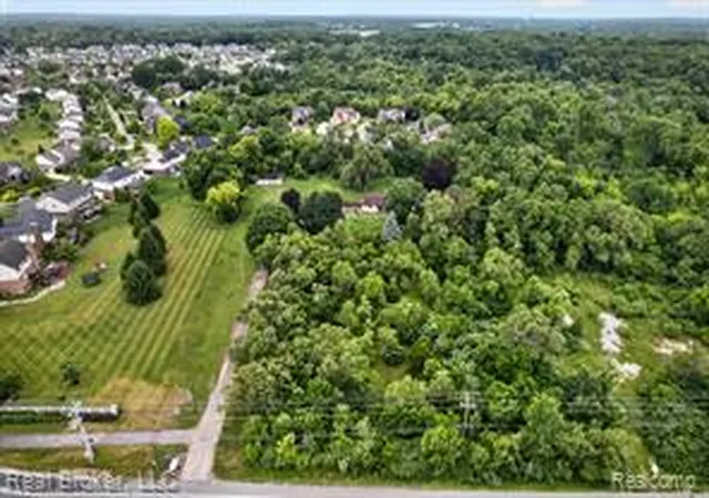 8th image of 27483 Pontiac Trl, South Lyon, MI 48178 | MLS# 61010005