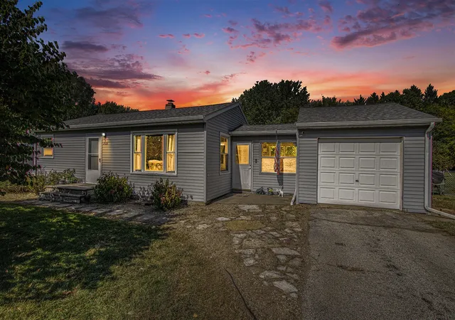 Photo 2 of Single family home for sale at 1521 Maiden Ln, Saint Joseph, MI 49085 | MLS# 70497993 | Listing updated on 2026-02-23