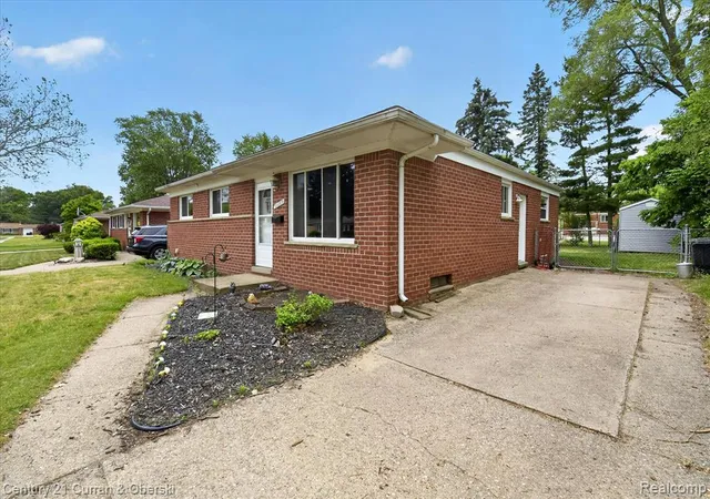 Homes for sale in Livonia, MI | 35669 Hees St, Livonia, MI 48150 | MLS# 61000947