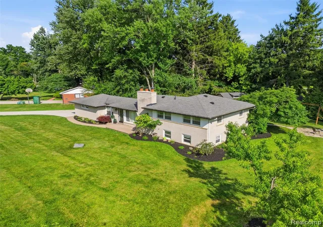 Homes for sale in Franklin, MI | 24741 Tudor Ln, Franklin, MI 48025 | MLS# 61009088