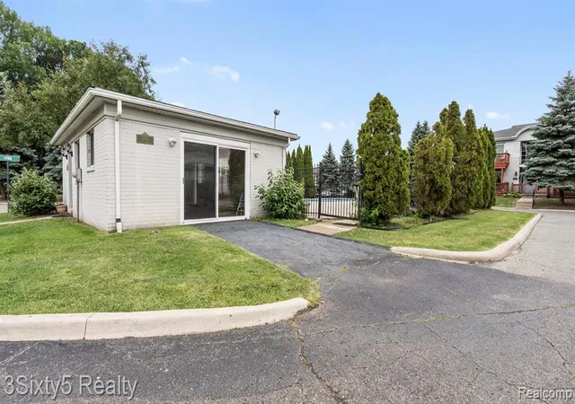 Homes for sale in Trenton, MI | 1702 Fort Street, Trenton, MI 48183 | Houzeo