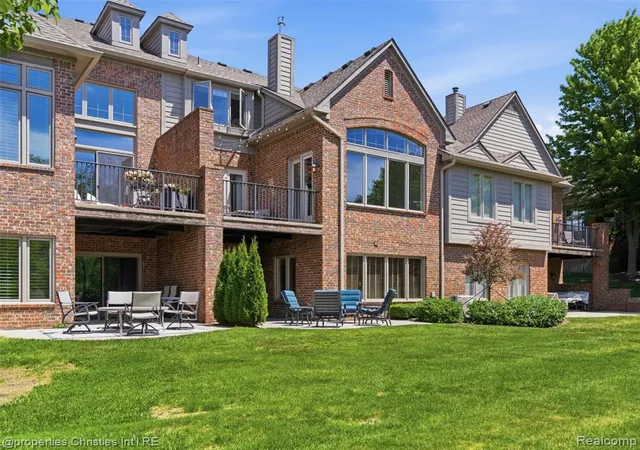 5th image of 10822 Sparkling Waters Ct, South Lyon, MI 48178 9494 | MLS# 60999657