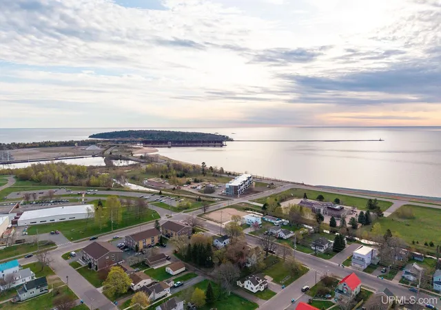 3rd image of 2401 N Lakeshore Blvd, Marquette, MI 49855 | MLS# 50145785