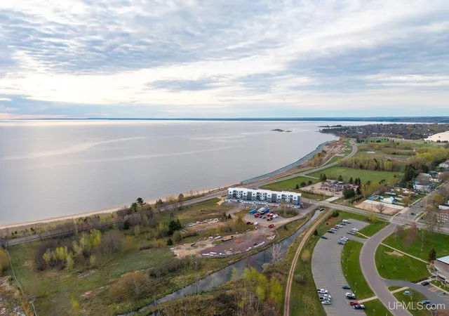 4th image of 2401 N Lakeshore Blvd, Marquette, MI 49855 | MLS# 50145785