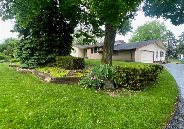Photo 3 of Single Family Residence at 5871 Brewster Rd, Rochester, MI 48306 | MLS# 60997029 | | Sold on 2026-07-09