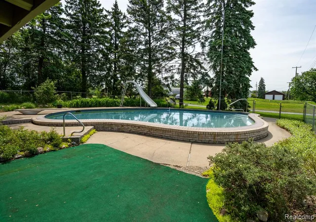 Photo 4 of Single Family Residence at 5871 Brewster Rd, Rochester, MI 48306 | MLS# 60997029 | | Sold on 2026-07-09