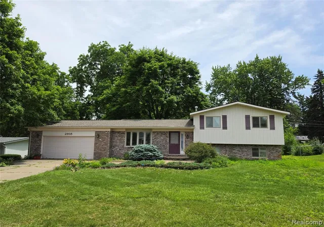 1st image of 2935 Shawnee Ln, Waterford, MI 48329 | MLS# 61007364