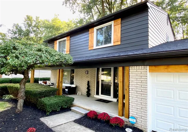 Photo 2 of Sale Pending at 30675 Old Stream St, Southfield, MI 48076 5345 | MLS# 61024796 | Listing updated on 2026-09-13