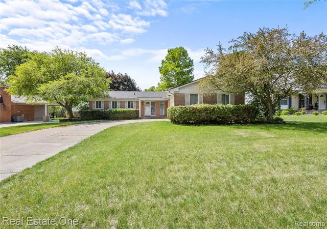 2nd image of 1949 Pelican Ct, Troy, MI 48084 1434 | MLS# 61005297