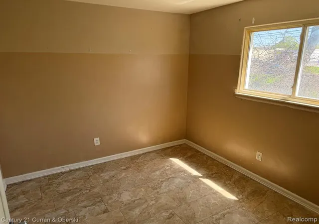 4th image of 6198 Mayburn St, Dearborn Heights, MI 48127 | MLS# 60989891