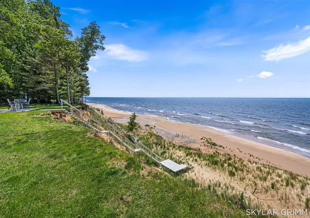 Photo 3 of Single family home for sale at 2121 N Scenic Dr, Muskegon, MI 49445 | MLS# 70540738 | Listing updated on 2026-07-06