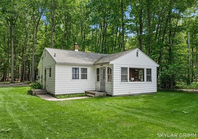 Photo 4 of Single family home for sale at 2121 N Scenic Dr, Muskegon, MI 49445 | MLS# 70540738 | Listing updated on 2026-07-06