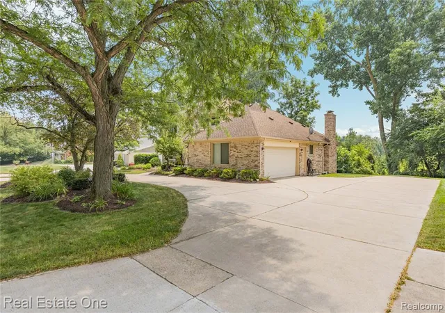 Photo 3 of Single family home for sale at 33615 Heritage Hills Dr, Farmington Hills, MI 48331 | MLS# 61014894 | Listing updated on 2026-08-04
