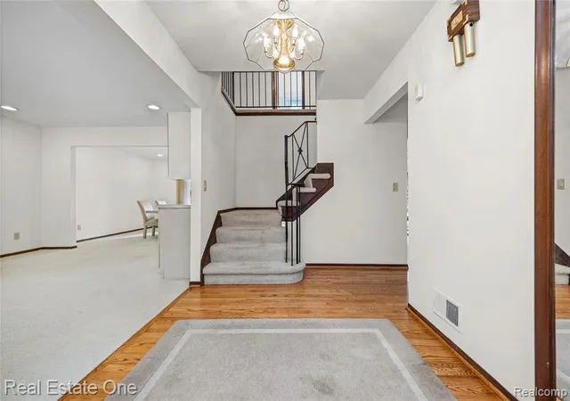 Photo 4 of Single family home for sale at 33615 Heritage Hills Dr, Farmington Hills, MI 48331 | MLS# 61014894 | Listing updated on 2026-08-04