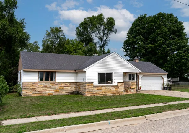 2nd image of 198 W Ohio St, Farwell, MI 48622 | MLS# 80072375