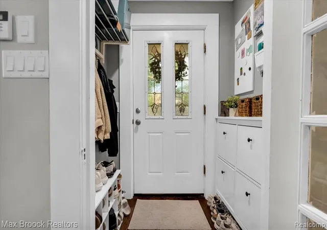 Photo 3 of Sale Pending at 118 Rhode Island Ave, Royal Oak, MI 48067 3731 | MLS# 61025132 | Listing updated on 2026-09-25