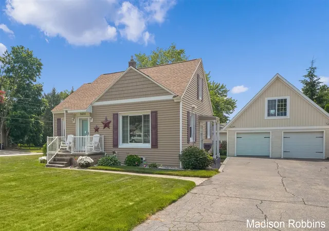 Homes for sale in Grandville, MI | 3835 Wilson Ave, Grandville, MI 49418 | MLS# 70542516