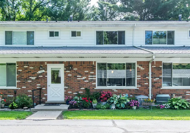 Homes for sale in Brighton, MI | 5108 Kintyre # 8th Ln, Brighton, MI 48116-9725