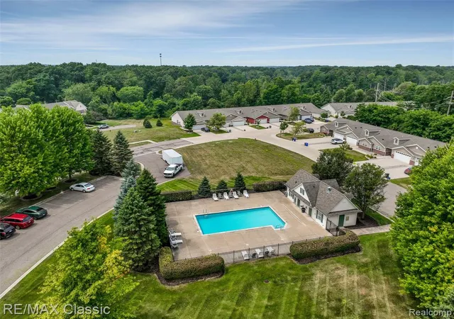 5th image of 6108 Heron Hills Dr #56, Walled Lake, MI 48390 | MLS# 61013362