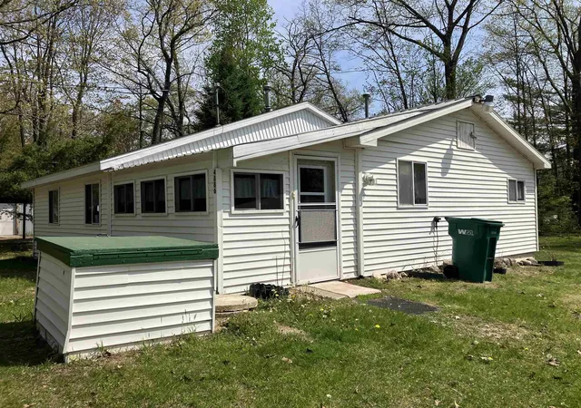 Photo 2 of Single family home for sale at 4886 Maplewood St, Harrison, MI 48625 | MLS# 50208697 | Listing updated on 2026-09-08