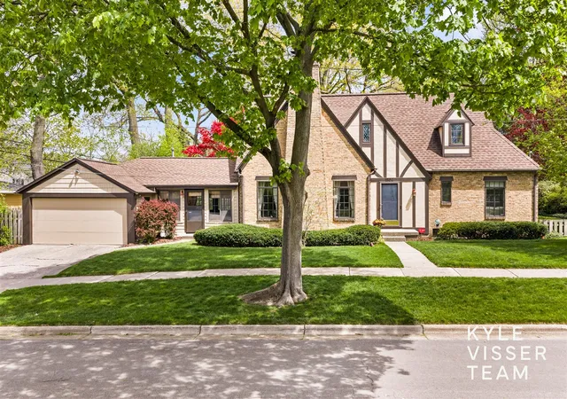 Homes for sale in Grand Rapids, MI | 1504 Lake Grove Ave, Grand Rapids, MI 49506 | MLS# 70529737
