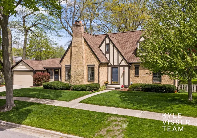 Homes for sale in Grand Rapids, MI | 1504 Lake Grove Ave, Grand Rapids, MI 49506 | MLS# 70529737