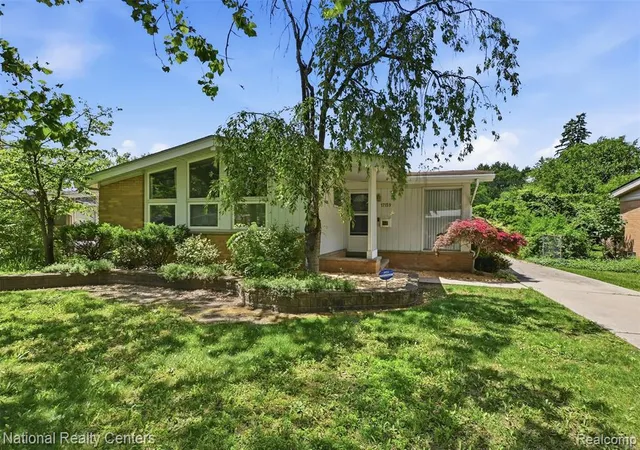 Homes for sale in Livonia, MI | 17159 Rougeway St, Livonia, MI 48152 | MLS# 61005617