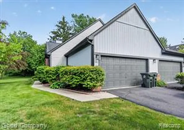 Homes for sale in Lake Orion, MI | 2701 Lochmoor Blvd, Lake Orion, MI 48360 | MLS# 61009655