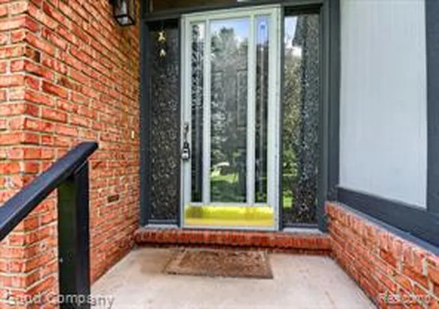 Homes for sale in Lake Orion, MI | 2701 Lochmoor Blvd, Lake Orion, MI 48360 | MLS# 61009655