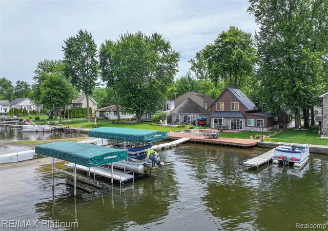 Homes for sale in Fenton, MI | 3154 Ponemah Dr, Fenton, MI 48430 | MLS# 61007432