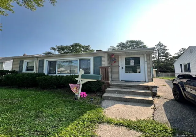 2nd image of 3420 Mackinaw St, Saginaw, MI 48602 | MLS# 60922556