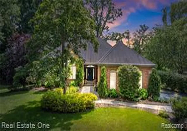 Homes for sale in Lake Orion, MI | 3633 Orion Oaks Dr, Lake Orion, MI 48360 | MLS# 61008860