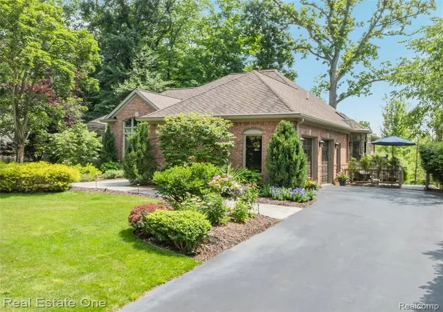 2nd image of 3633 Orion Oaks Dr, Lake Orion, MI 48360 | MLS# 61008860