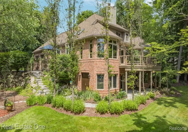 3rd image of 3633 Orion Oaks Dr, Lake Orion, MI 48360 | MLS# 61008860