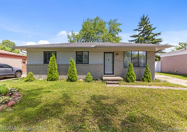 Homes for sale in Clinton Township, MI | 18533 Matthew Dr, Clinton Township, MI 48035 | MLS# 61003052