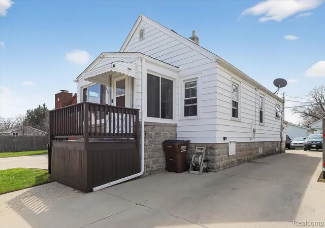 3rd image of 926 Kentucky Ct, Monroe, MI 48161 | MLS# 60978667