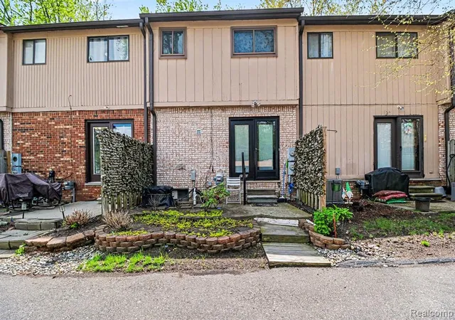 Listing Photo 2 - Condo for sale in building located at 3120 N Summers Rd, Keego Harbor, MI 48320 - Unit #