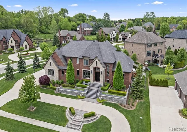 Photo 1 of Sale Pending at 602 Wellington Cir, Rochester Hills, MI 48309 1551 | MLS# 61010592 | Listing updated on 2026-10-06