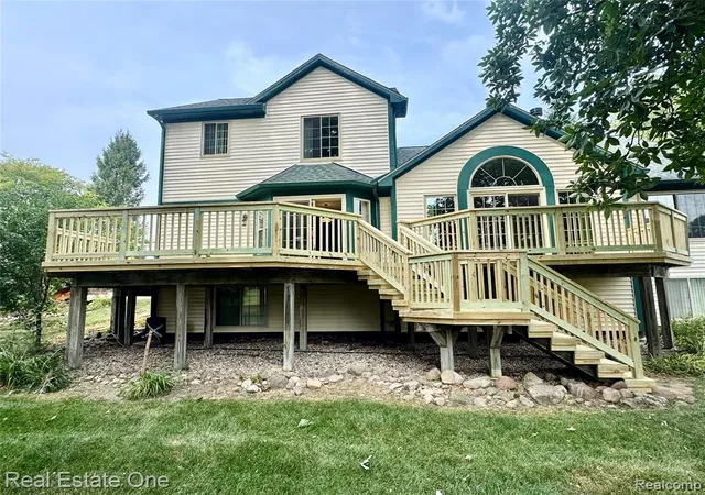 2nd image of 2140 W View Ct, Lake Orion, MI 48360 | MLS# 61004612