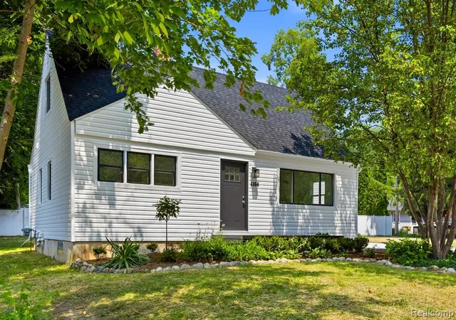 Photo 2 of Single family home for sale at 4166 Grayton Dr, Waterford, MI 48328 3425 | MLS# 61012559 | Listing updated on 2026-10-09