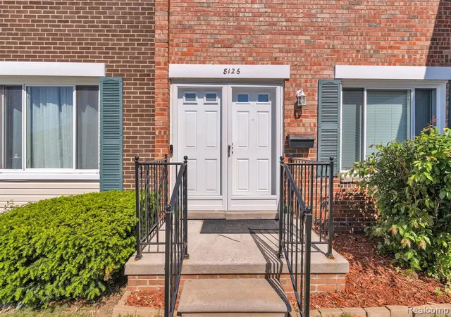 Listing Photo 3 - Condo for sale in building located at 8126 Farnum Ave, Warren, MI 48093