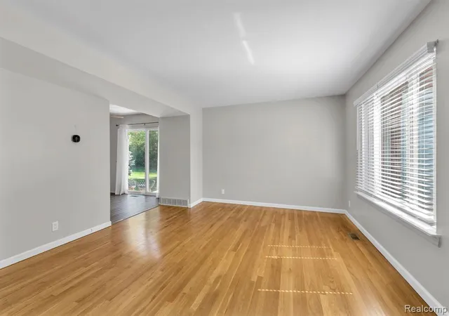 Listing Photo 4 - Condo for sale in building located at 8126 Farnum Ave, Warren, MI 48093