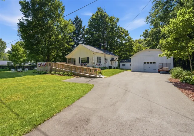 Photo 2 of Single family home for sale at 4136 Pier Rd, Benton Harbor, MI 49022 | MLS# 70545896 | Listing updated on 2026-08-28