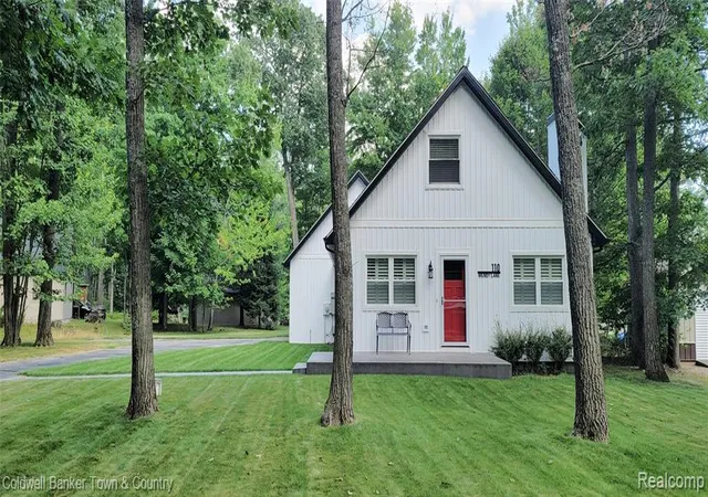 Homes for sale in Roscommon, MI | 110 Wendy Ln, Roscommon, MI 48653 | MLS# 60993981