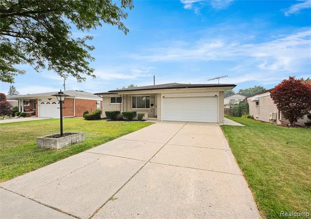 Photo 3 of Sale Pending at 35203 Eden Park Dr, Sterling Heights, MI 48312 | MLS# 61018331 | Listing updated on 2026-08-26