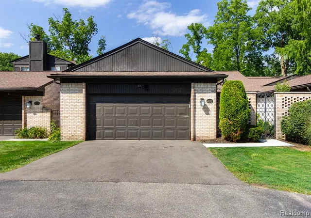 Photo 1 of Sale Pending at 4122 Wabeek Lake Dr, Bloomfield Hills, MI 48302 1660 | MLS# 61023652 | Listing updated on 2026-08-26