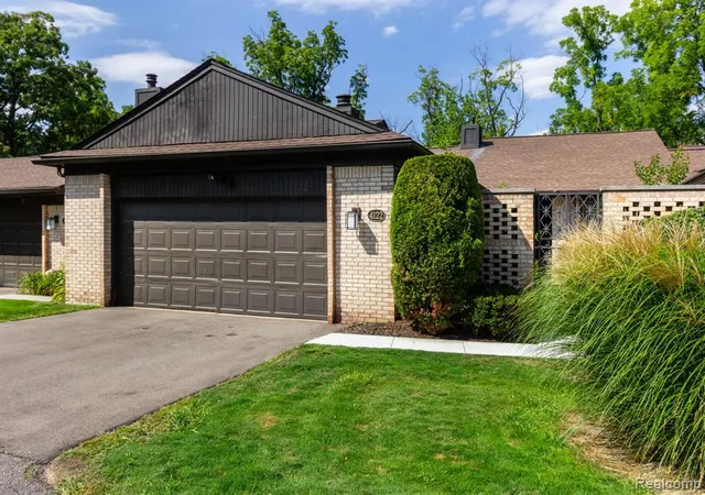 Photo 2 of Sale Pending at 4122 Wabeek Lake Dr, Bloomfield Hills, MI 48302 1660 | MLS# 61023652 | Listing updated on 2026-08-26